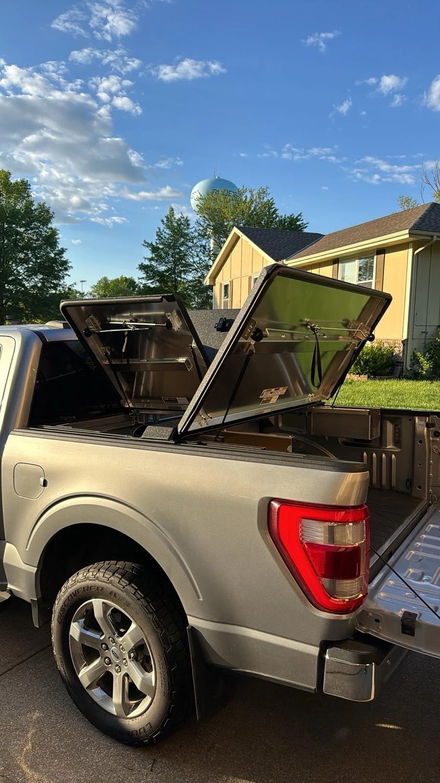 Ford F-150 Tonneau covers that allow the auto tailgate to open without help IMG_8205