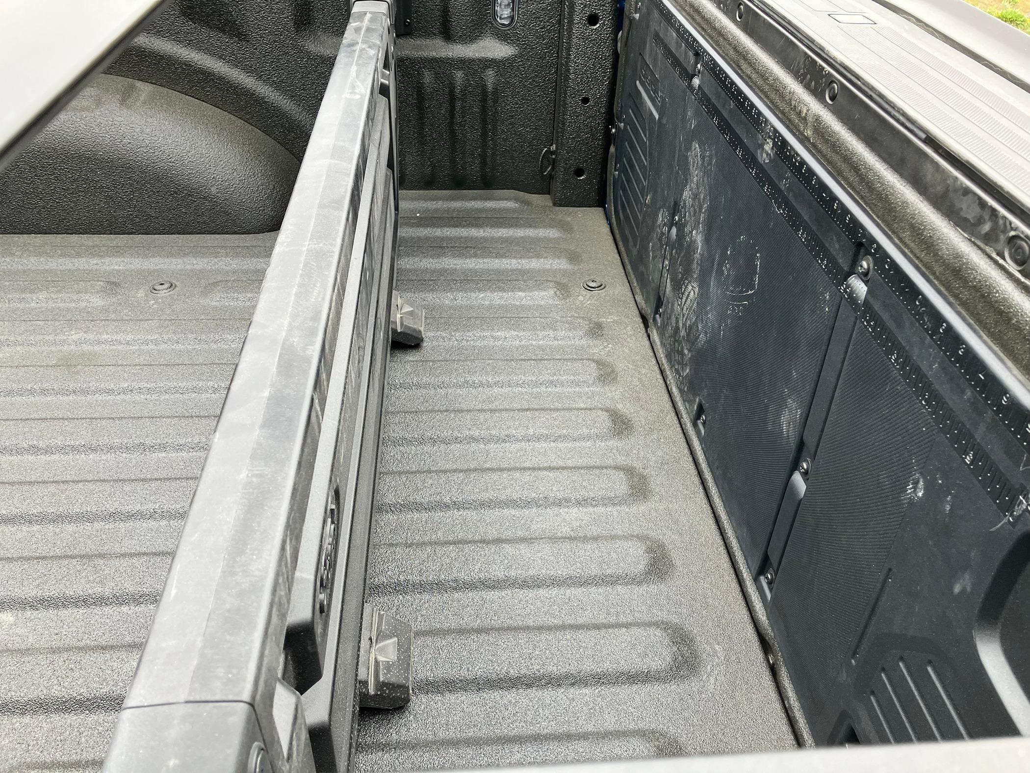 Ford F-150 Bed divider and Retrax Tonneau - bad combo IMG_8924