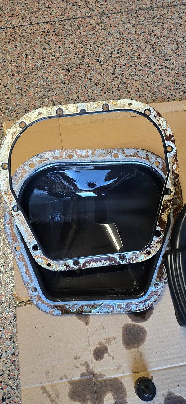 Ford F-150 Changing the differential cover Original Cover Inside Not Cleaned