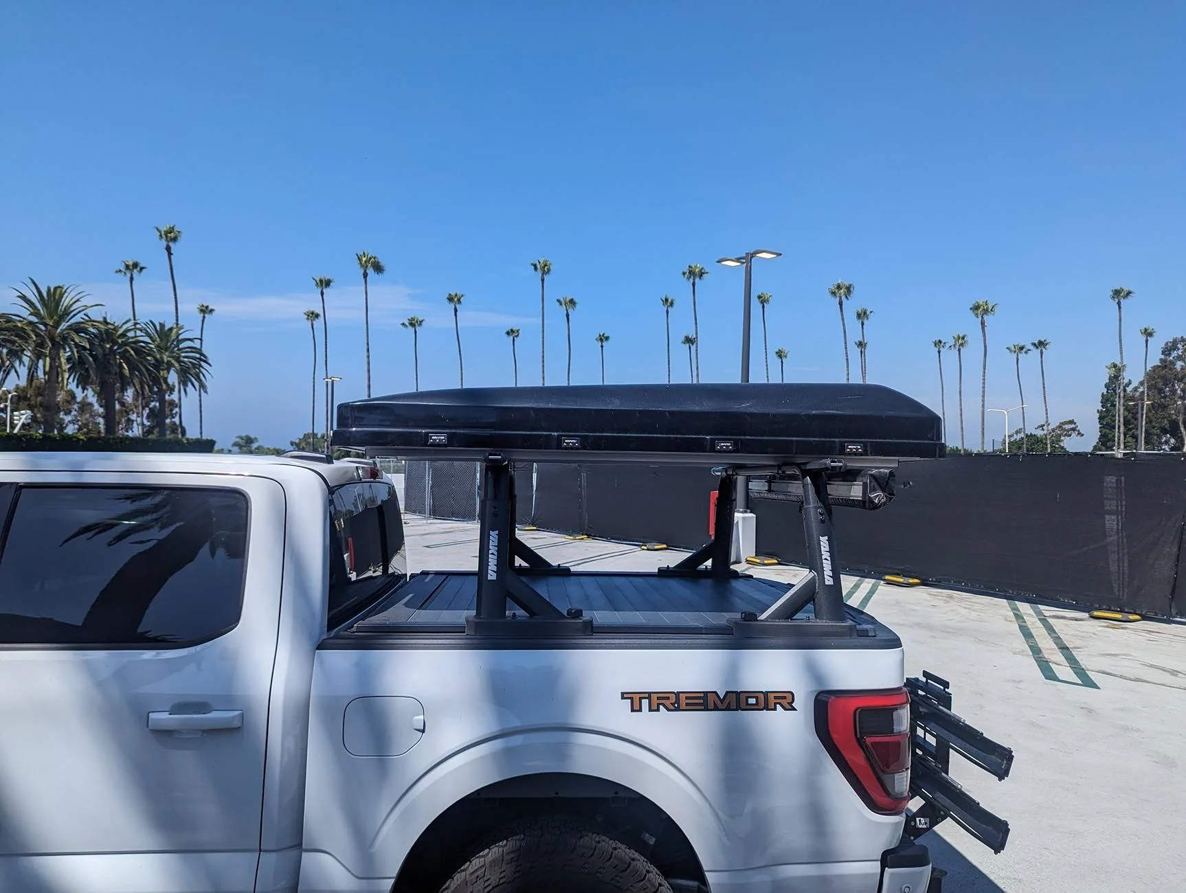 Ford F-150 Retrax Pro XR Tonneau Cover & Yakima Overhaul HD Rack - 5.5' Bed PXL_20230724_180135405
