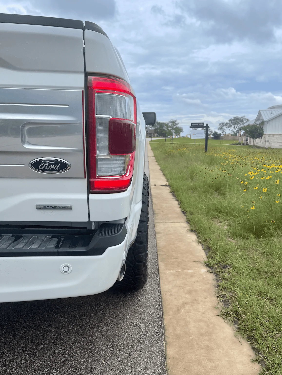 Ford F-150 2.5 King Coilover Reservoir and 295/70R18 Tires on 2021 FX4 Platinum rear pok