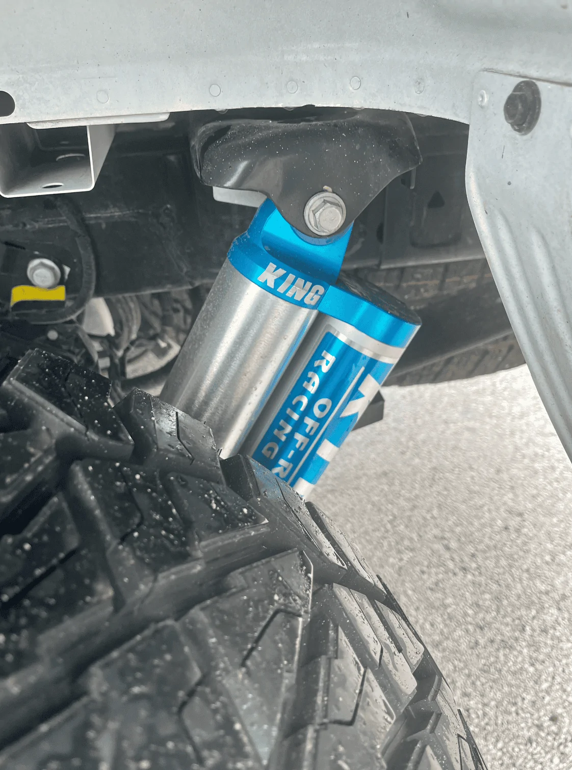 Ford F-150 2.5 King Coilover Reservoir and 295/70R18 Tires on 2021 FX4 Platinum rear suspension