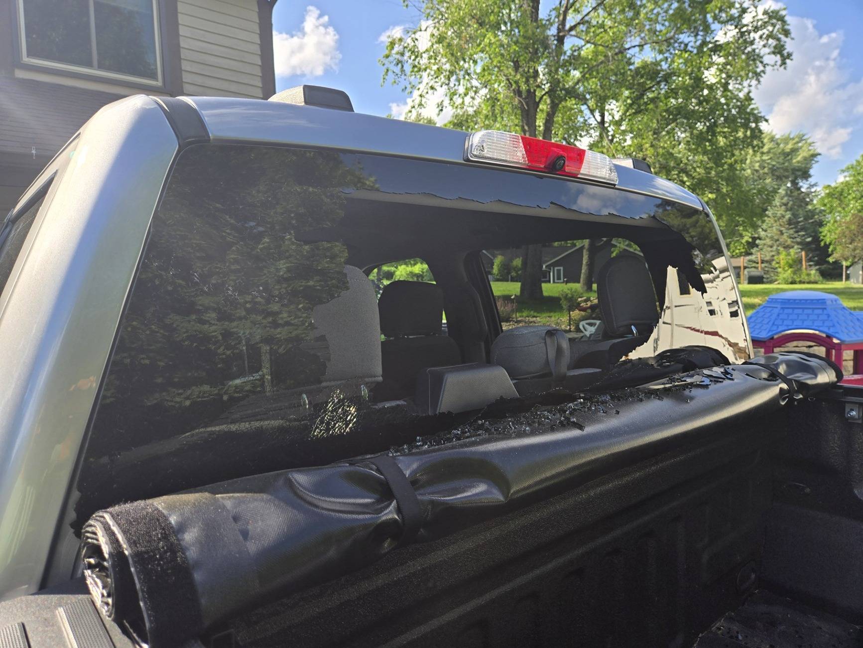 Ford F-150 Rear window shattered without impact RearWindow
