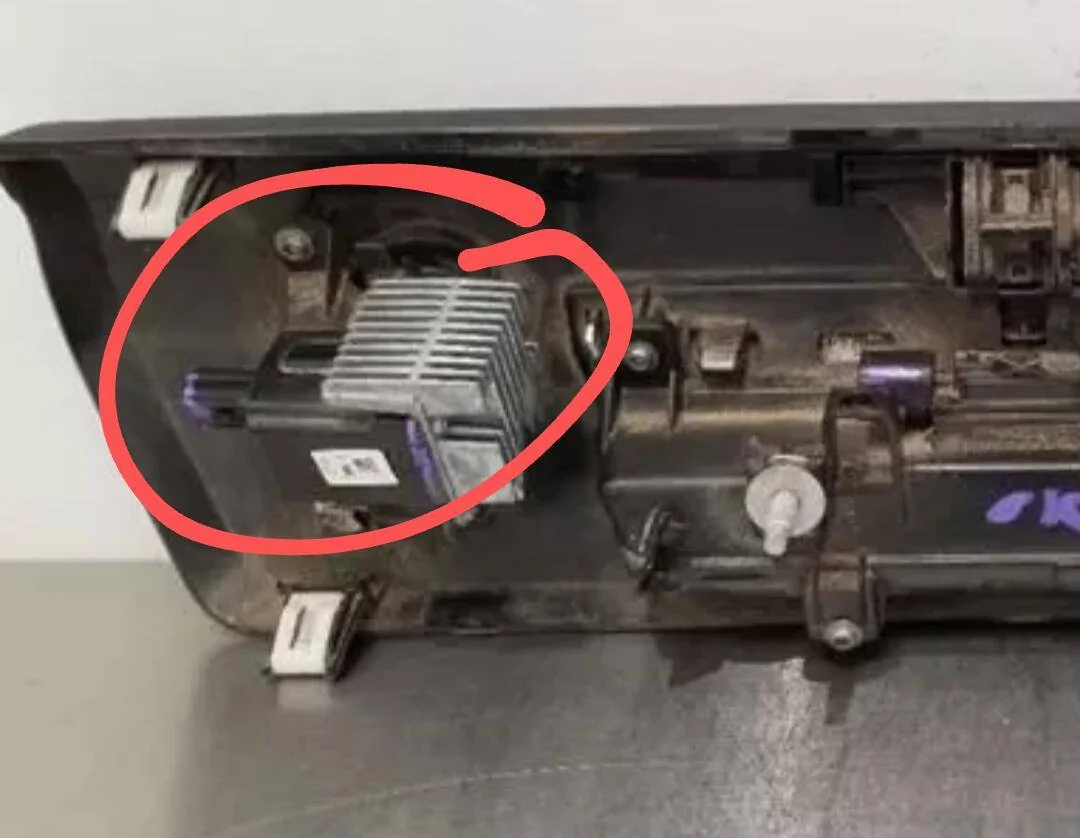 Ford F-150 Trailer light (i think) on tailgate. Screenshot_20240924-113232