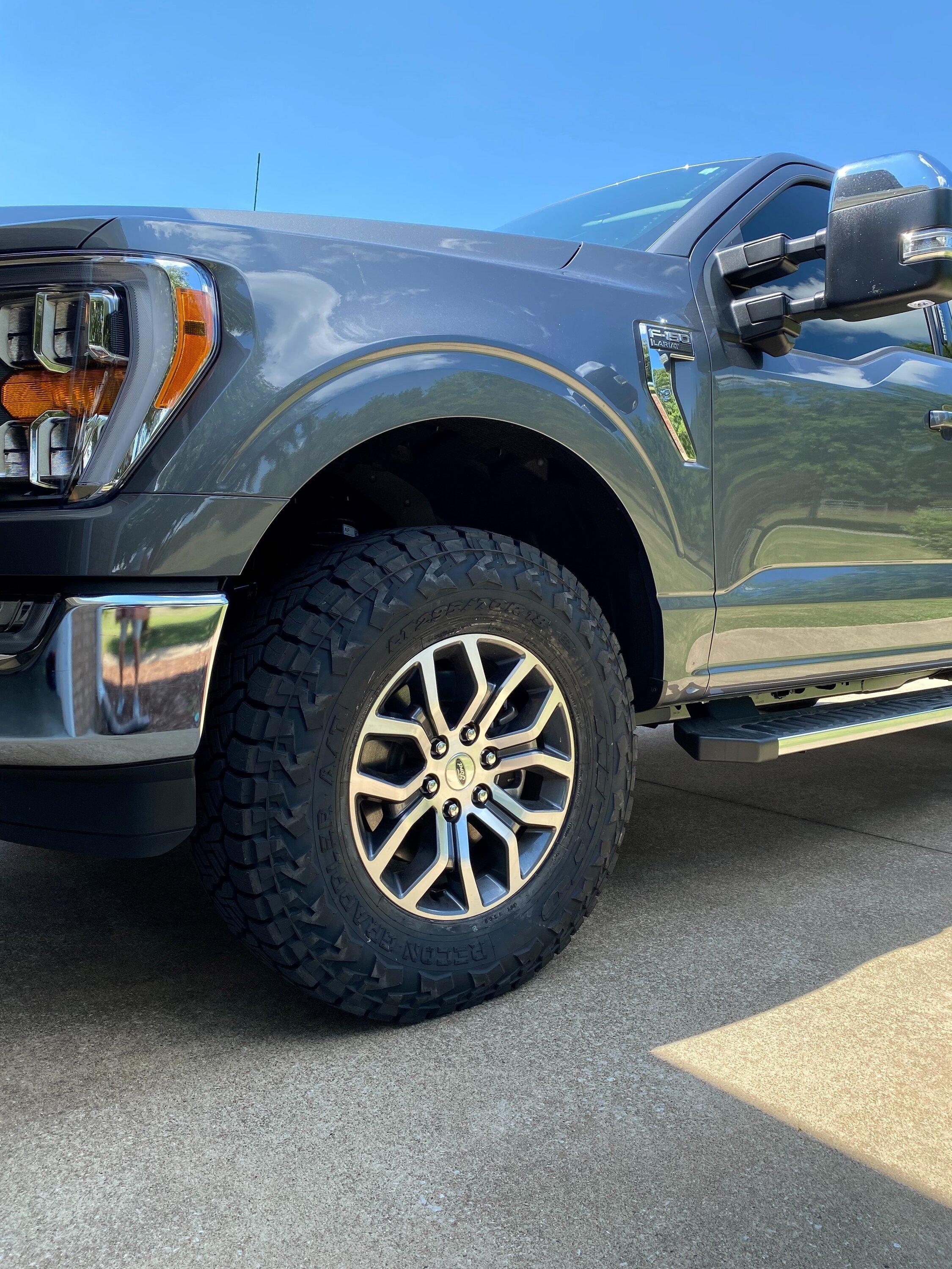 Ford F-150 2022 White/tan- 2.5” level w/ 35” Toyo Mt Truck afer wheel