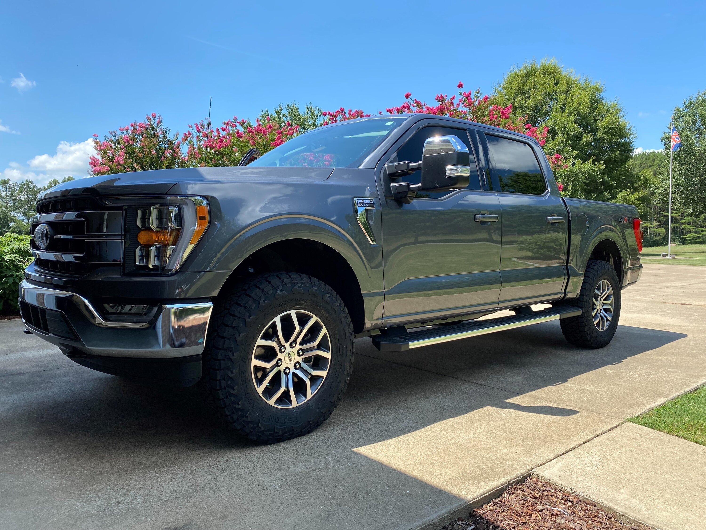 Ford F-150 2022 White/tan- 2.5” level w/ 35” Toyo Mt Truck after