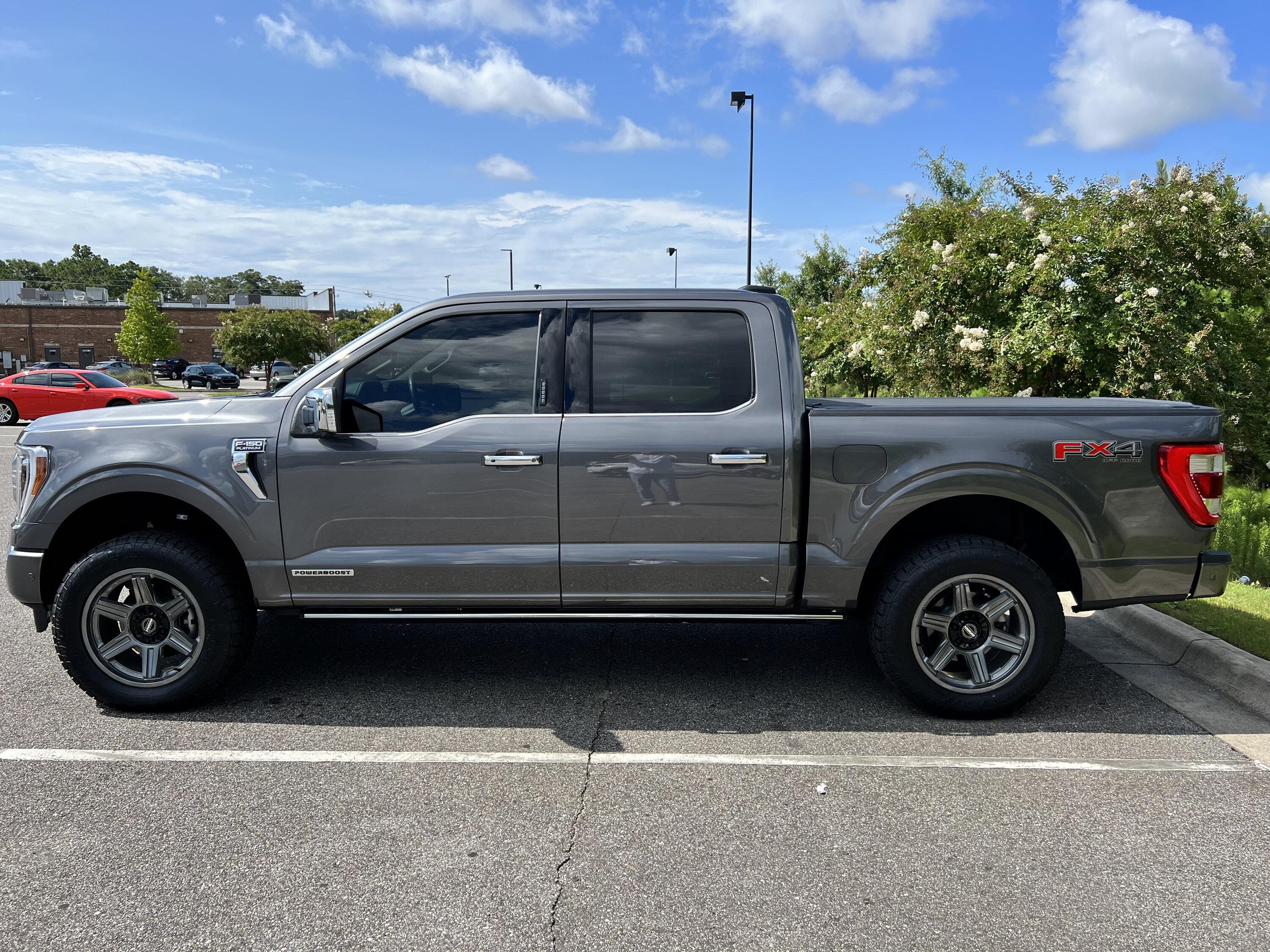 Ford F-150 CARBONIZED GRAY F-150 (2021+) Club wheels and tires